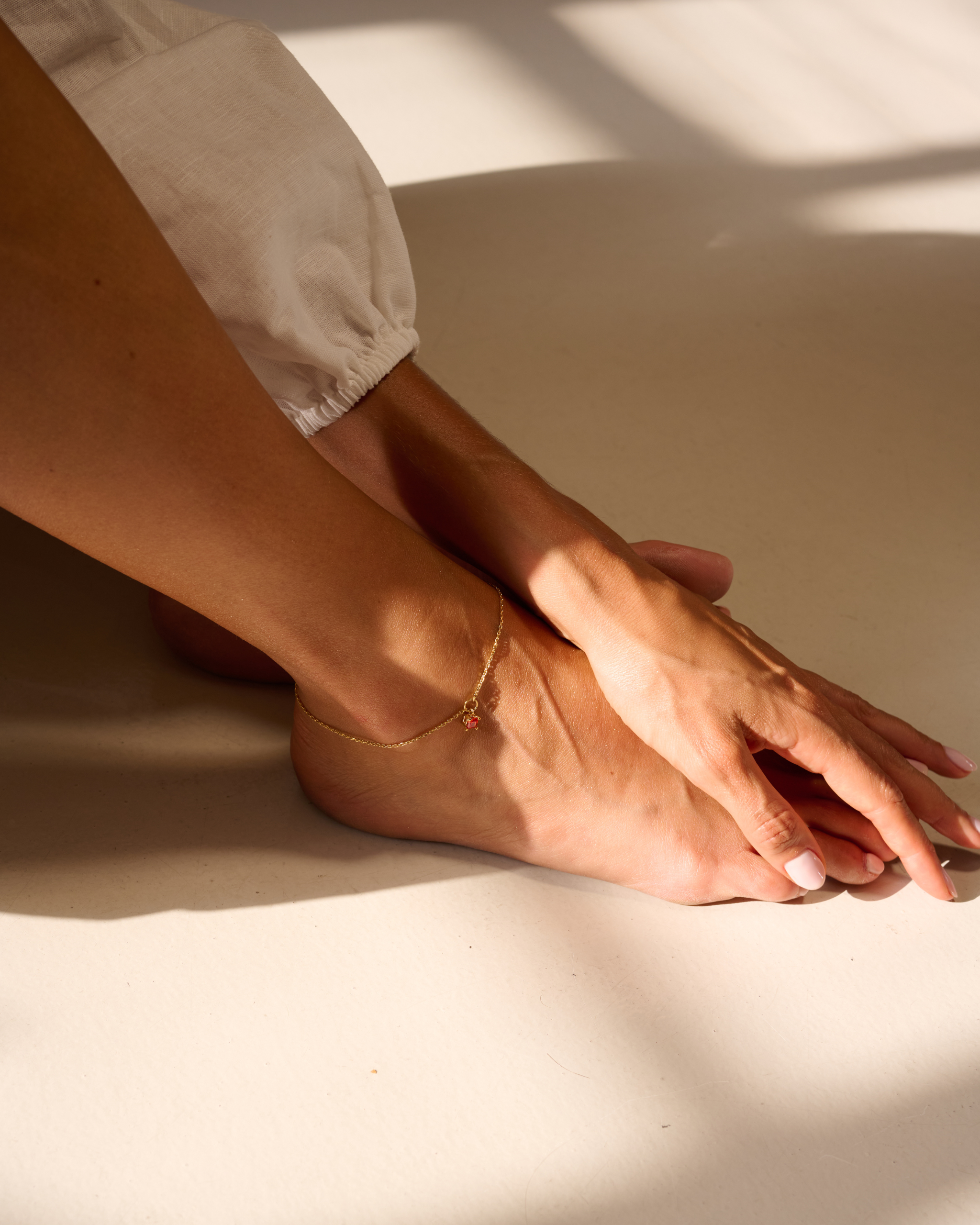 PULSEIRA DE PÉ COM QUARTZO QUADRADO ORANYE